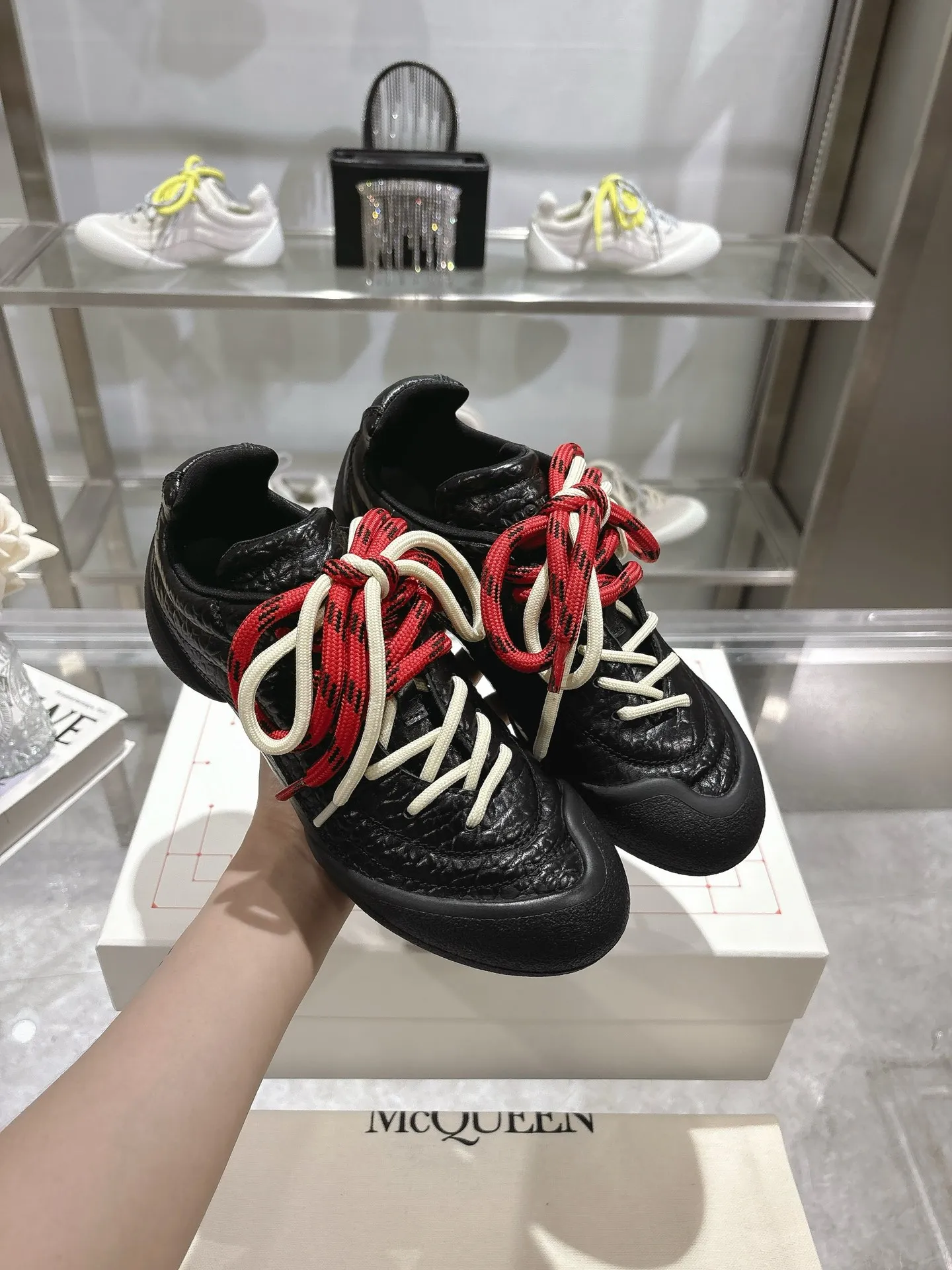 p580💰Couple model 𝐀𝐥𝐞𝐱𝐚𝐧𝐝𝐞𝐫 𝐌𝐜𝐐𝐮𝐞𝐞𝐧#/Alexander McQueen’s latest Flexion series, retro, casual, sneakers, original purchase, development, production, this Flexion Off Low-top sneakers in white grained leather with varying sized laces and an anatomically inspired lightweight segmented sole. The reverse skull pattern is embossed on the heel. Fabric: Original customized imported first-layer cowhide. Lining: Customized imported breathable mesh lining. Sole: Original open-molded non-slip TPU material. Bottom thickness: 2CM. Size: #Female size 35-40 (40 customized, non-refundable) #Men’s code 39-45 (45 customized, non-refundable)